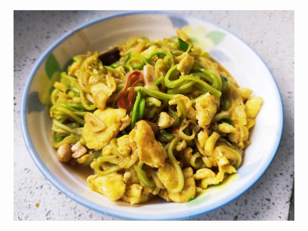 【健康三餐】泰式炒西葫芦“面条”（附不同擦丝工具比较）