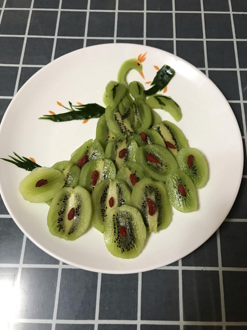 我不知是爱是恨是喜是悲做的猕猴桃果盘――孔雀