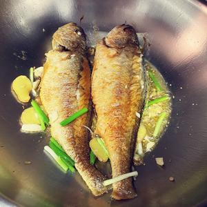柱侯酱炖黄鱼、红烧黄鱼的做法 步骤5