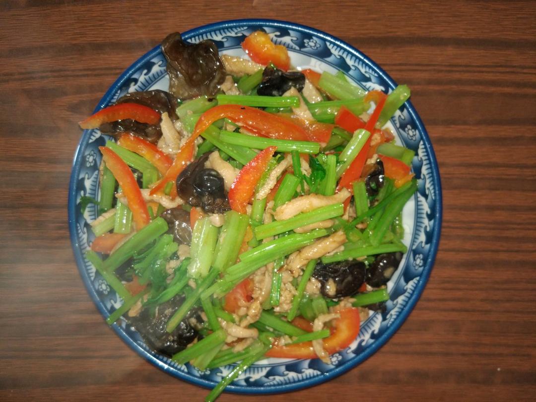 芹菜木耳炒肉丝