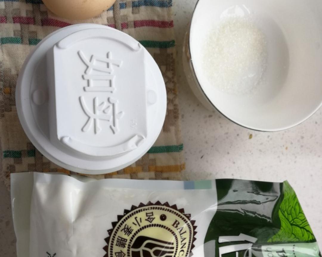 酸奶芝麻松饼的做法 步骤1