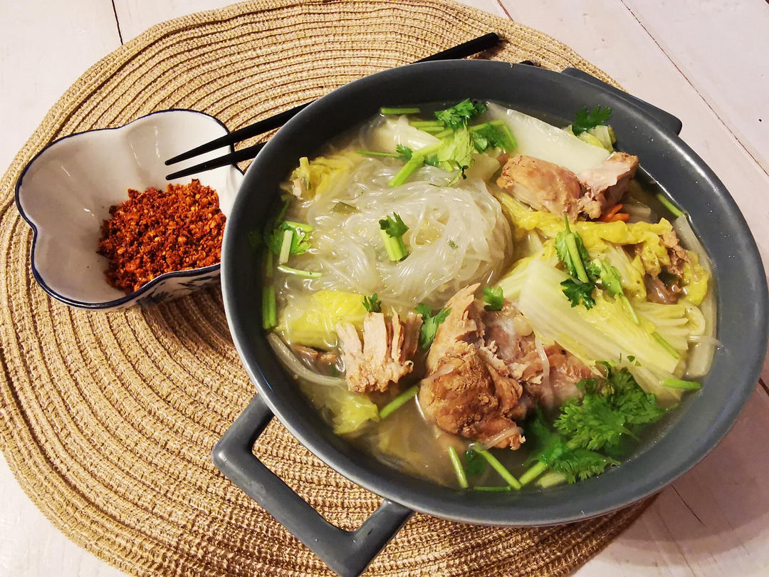 翡翠蝉本尊做的拆骨肉煮白菜粉丝