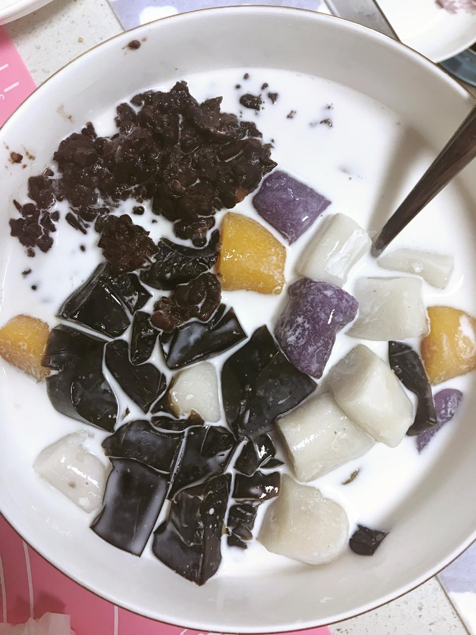 自制鲜芋仙芋圆（另附: 蜜红豆和仙草冻的做法）