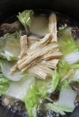 香菇腐竹粉丝白菜煮鸭的做法 步骤7