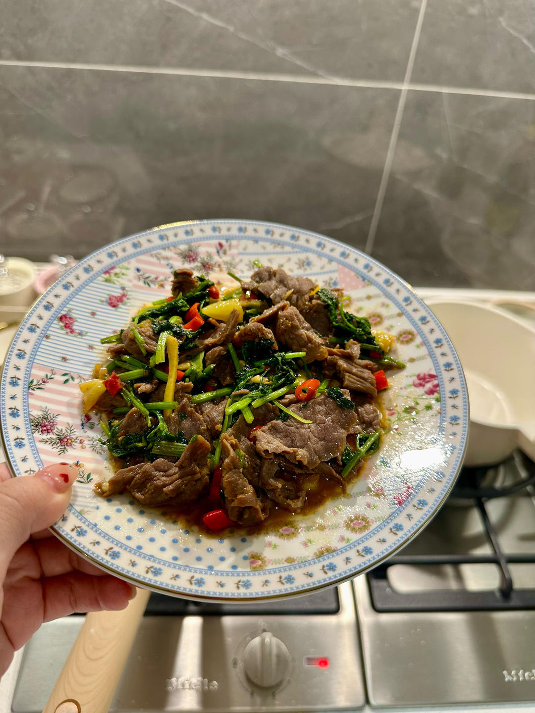 香菜炒牛肉，香辣下饭，爱吃香菜的朋友看过来，拌饭绝了