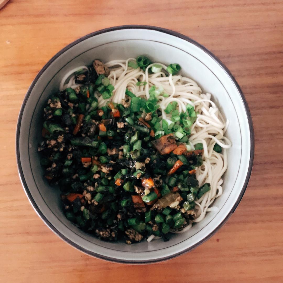 【橄榄菜四季豆拌面】