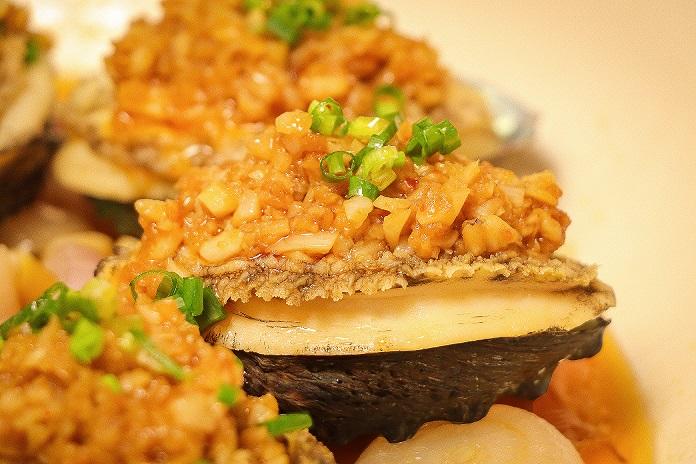 黄哈儿蒜蓉煸鲍鱼操作流程的做法