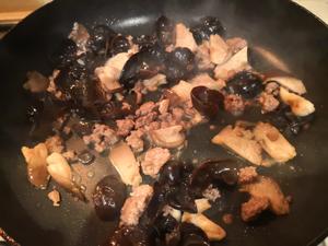 下饭的香菇木耳炒牛肉末的做法 步骤4