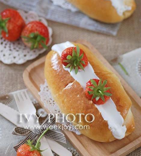 草莓奶油面包的做法