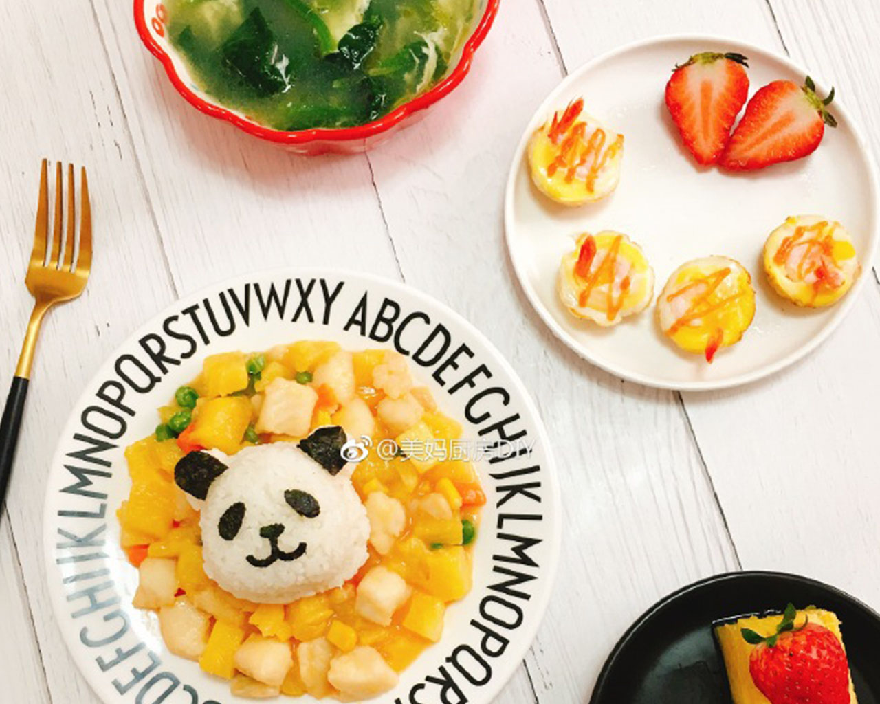 熊猫菠萝巴沙鱼饭+虾扯蛋+泰式菠萝草莓+菠菜虾皮蛋汤