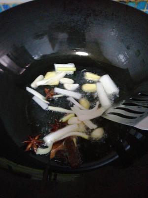 红烧土豆鸡翅根的做法 步骤3