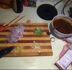 肉酱洋葱碎的做法 步骤2