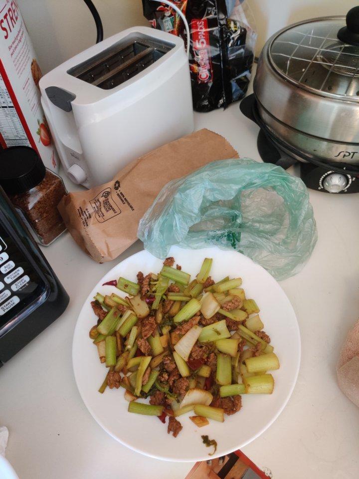 香芹炒肉～香辣版下饭菜(*^_^*)
