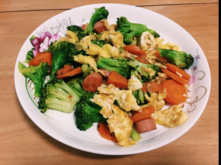 {☀快手晚餐☀}火腿肠滑蛋西兰花