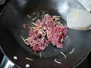 合肥培训尖椒炒牛肉的做法 步骤3