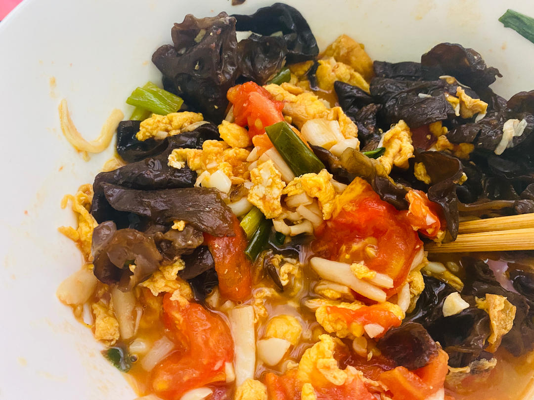 夏天必备素菜，巨下饭的西红柿鸡蛋炒白玉菇