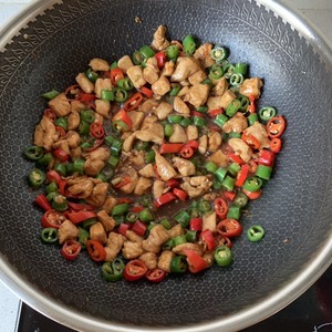 咸鮮可口的青紅椒炒雞丁的做法 步驟6