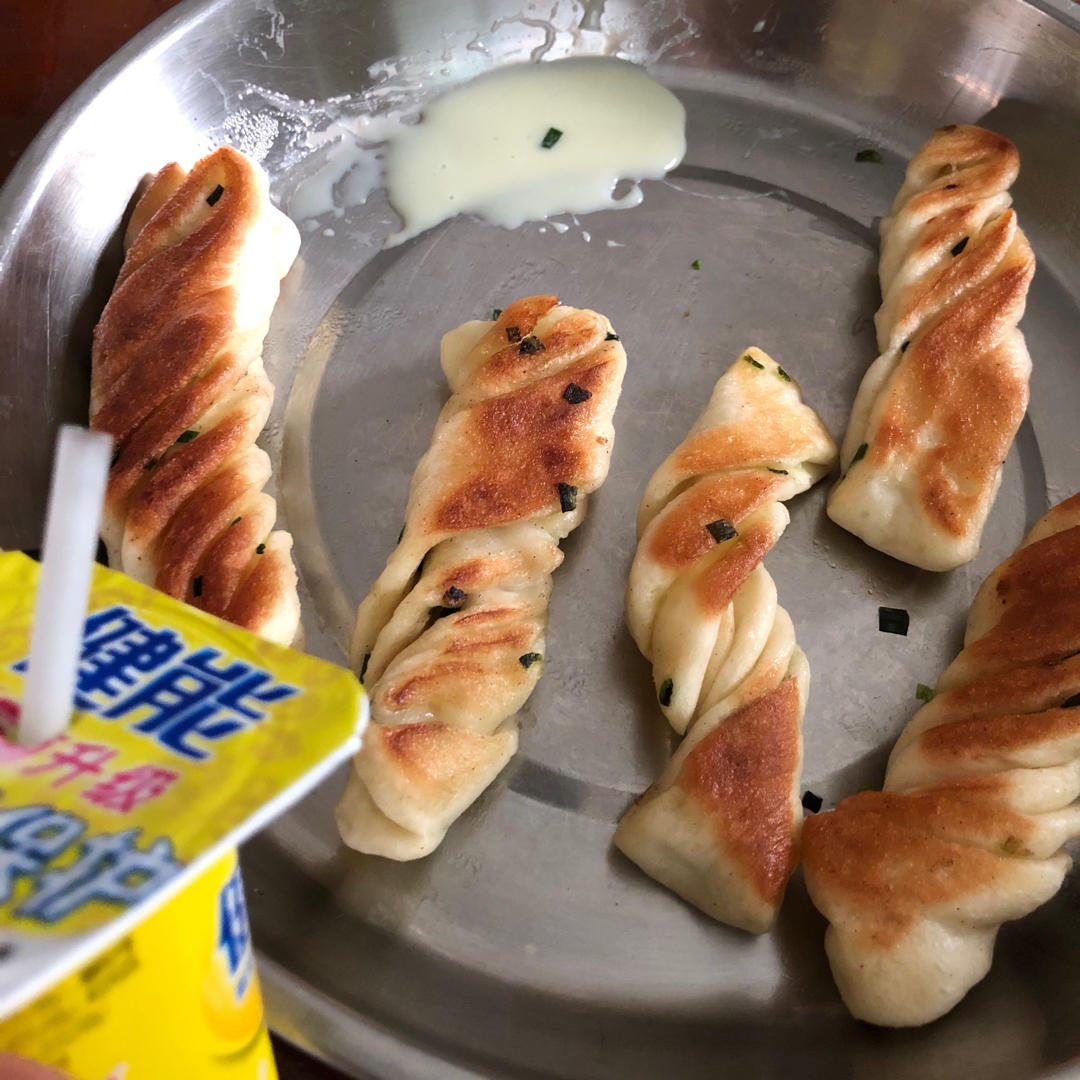 生煎葱油卷子（我觉的就是生煎包和葱油花卷的完美融合！）