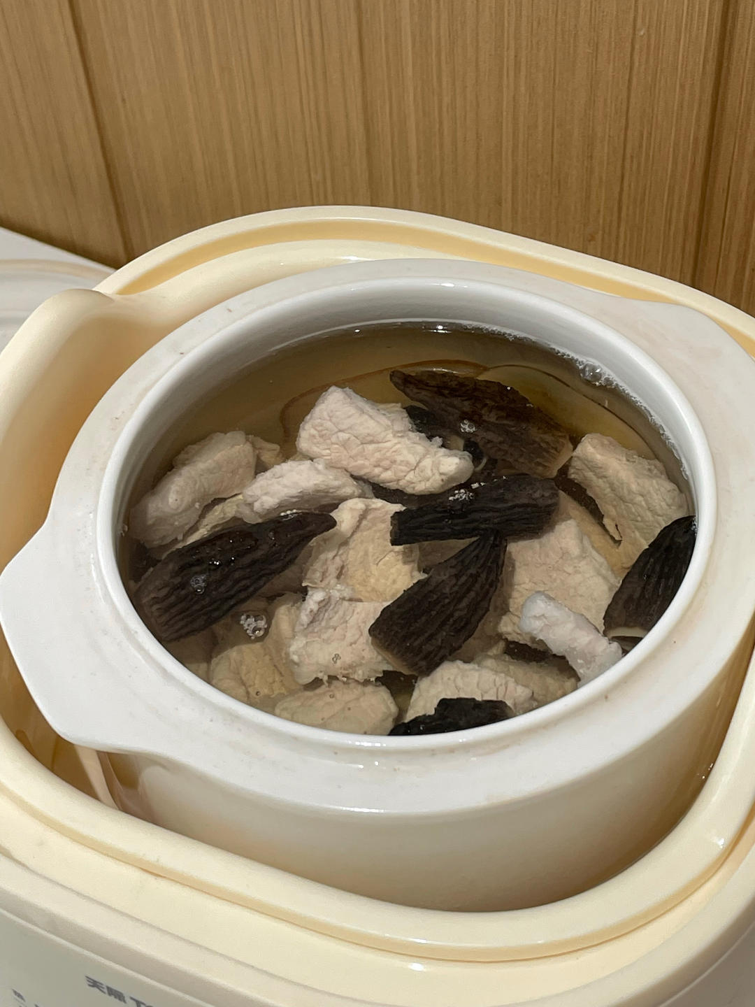 清热润肺‼️提高免疫力‼️羊肚菌海底椰瘦肉汤🍲的做法 步骤5