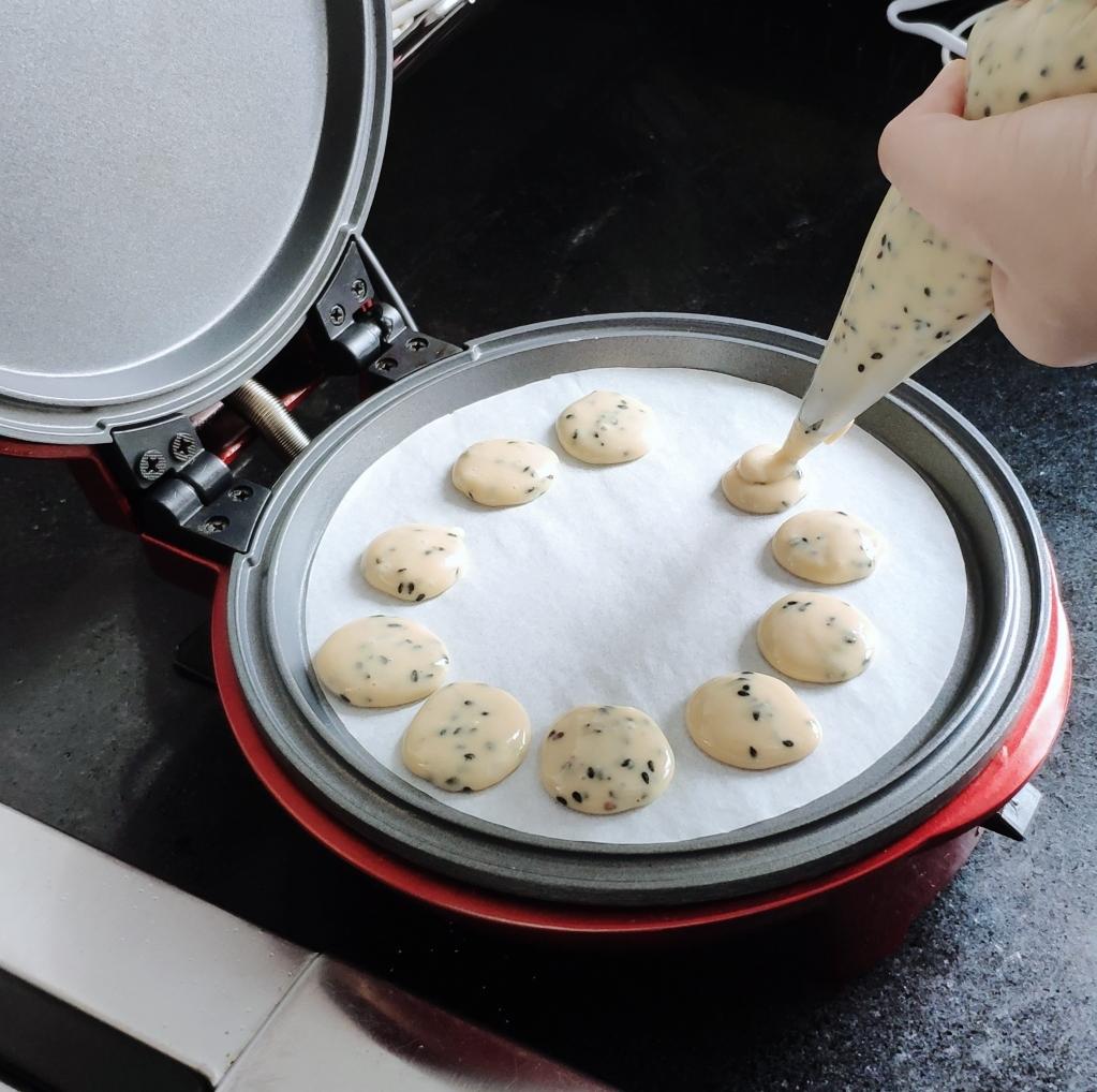 #麦子厨房#小红锅出品 黑芝麻鸡蛋小饼干~