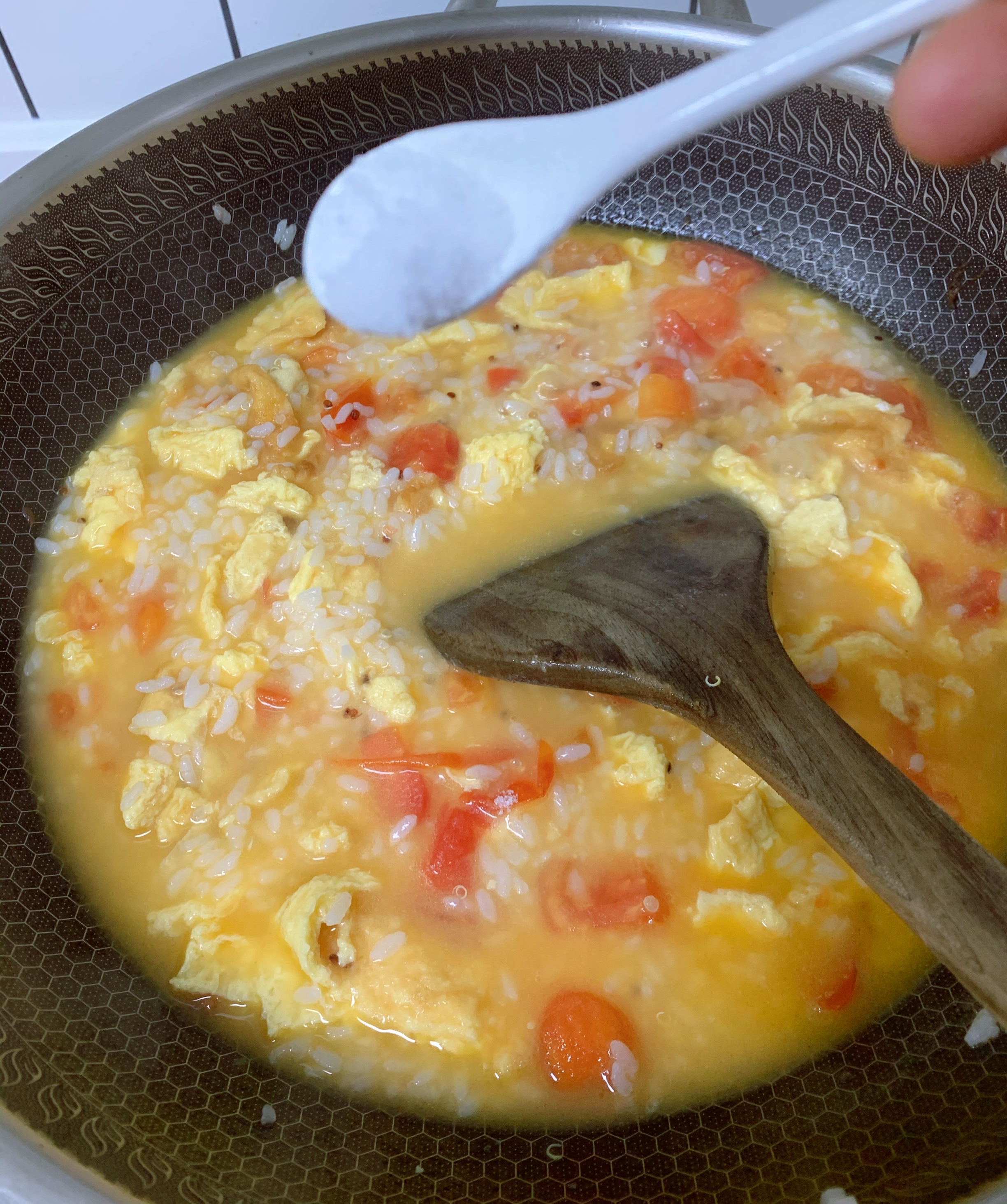 西红柿鸡蛋烫饭（剩饭处理）的做法