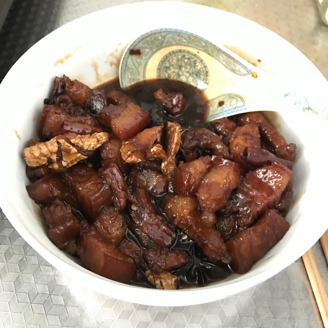 吃着碗里望着锅里的红烧肉