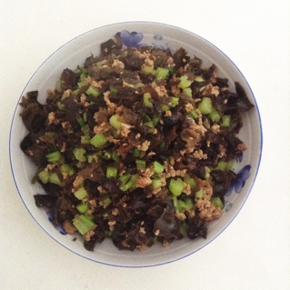 木耳芹菜炒肉末（快手菜）