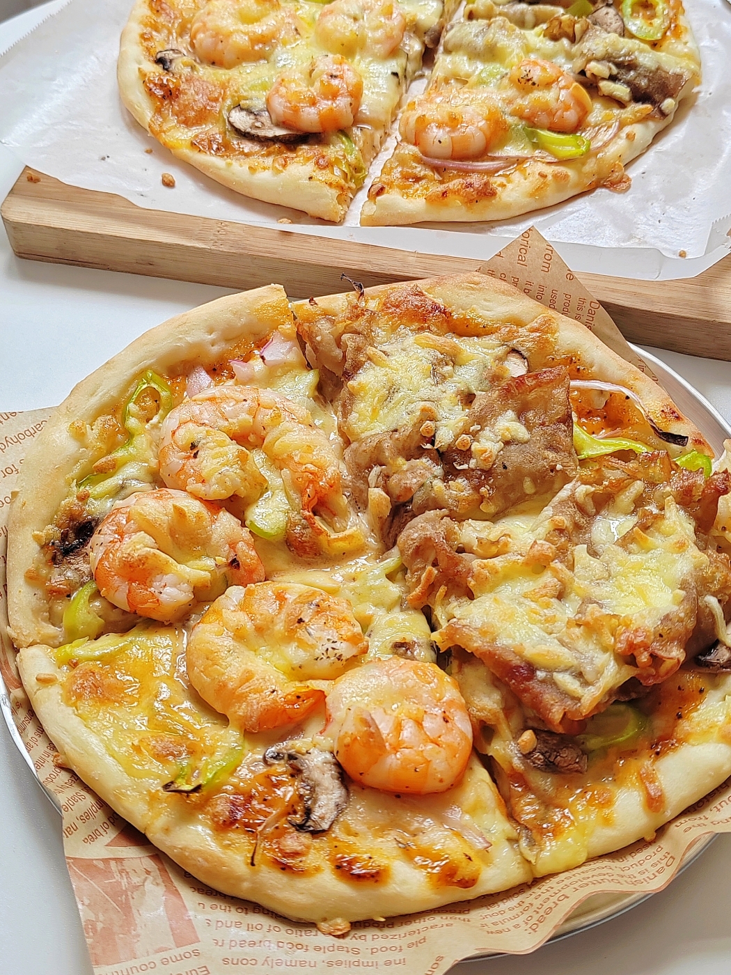 自制薄底披萨🍕一炉出～双拼鲜虾肥牛披萨