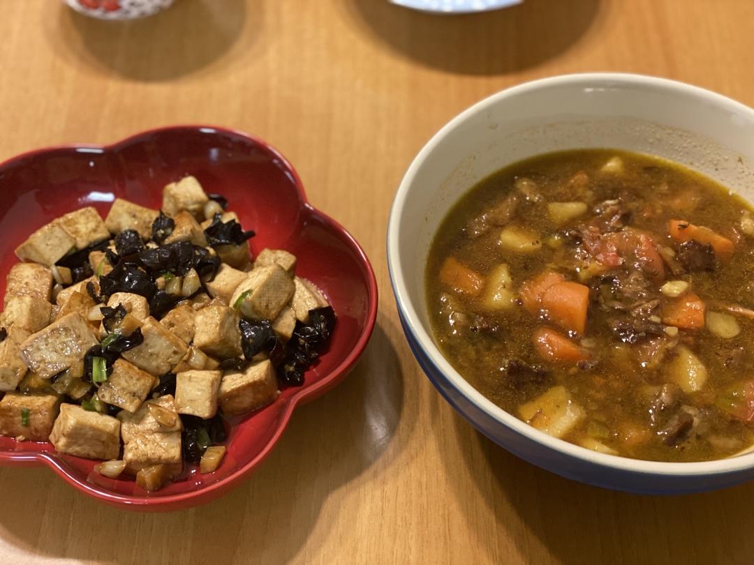 不放肉也超下饭的葱焖豆腐