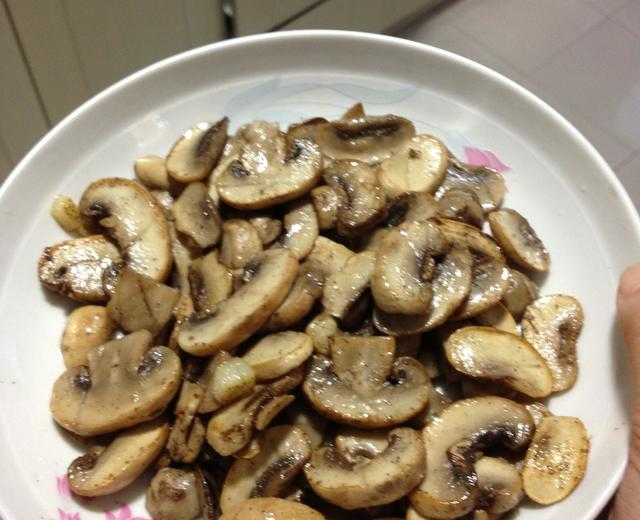 小野炒蘑菇放了黑胡椒粉的做法