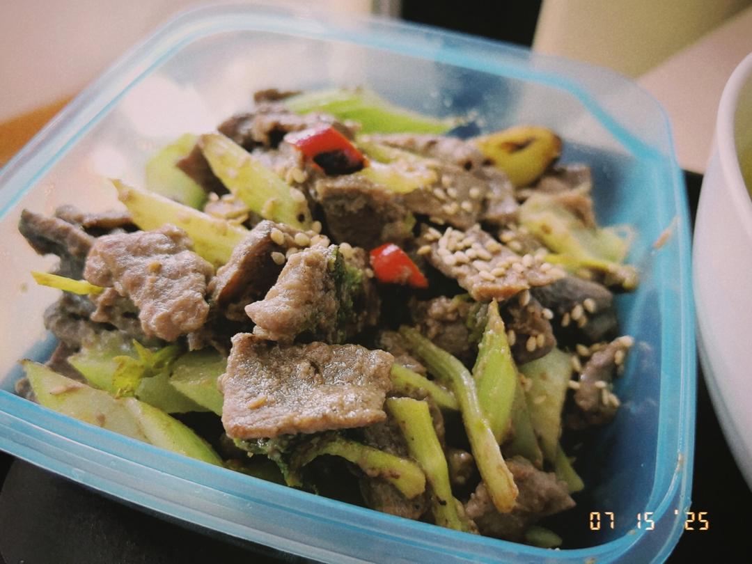 下饭神器又来了，试试这道芹菜炒牛肉！！