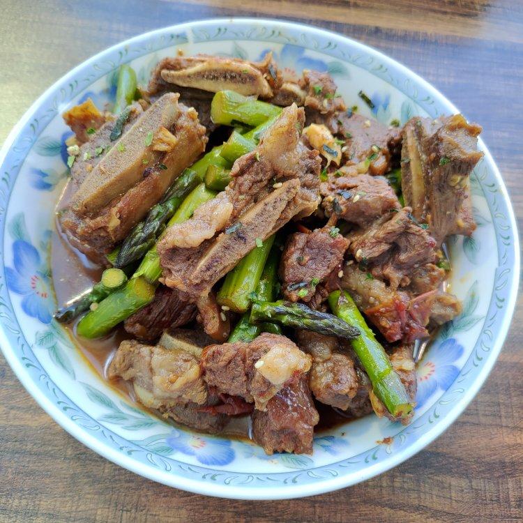 汤浓肉嫩的番茄牛腩，牛腩软烂秘法