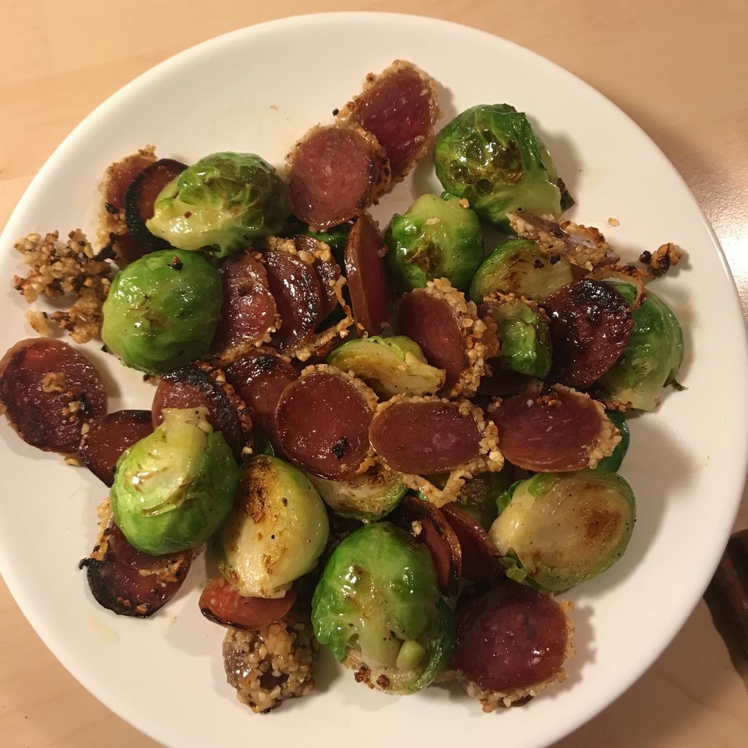 煎孢子甘蓝蘑菇熏肉沙拉