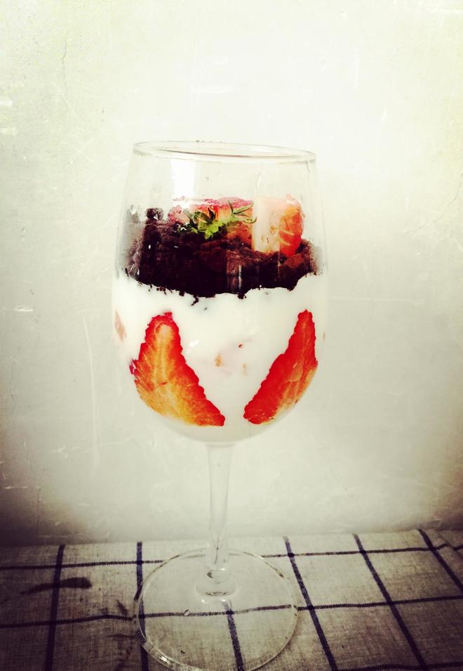 盆栽草莓酸奶的做法