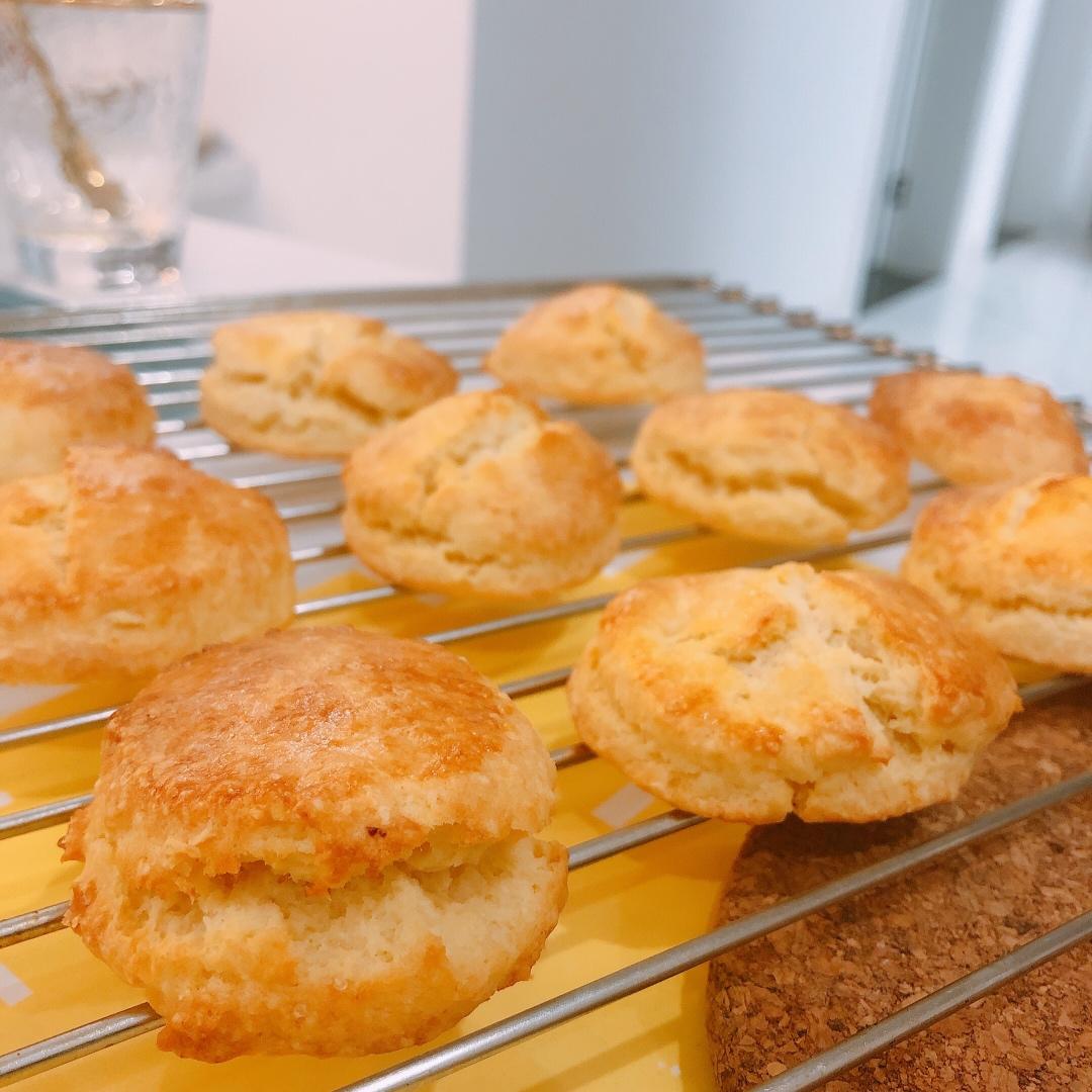 超级松软完美裂纹的司康-English scones