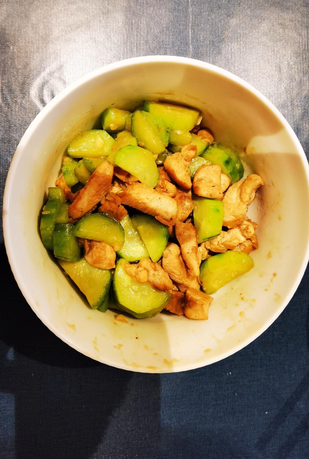 清爽好吃！低脂美味～黄瓜炒鸡胸肉丁