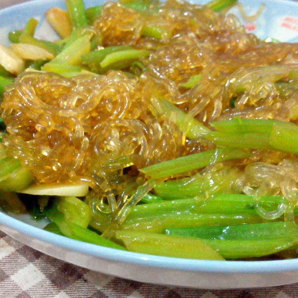 芹菜炒粉条