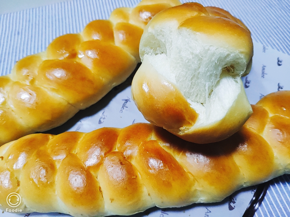 蜂蜜拉丝辫子面包很容易出膜的面包团的做法 步骤16