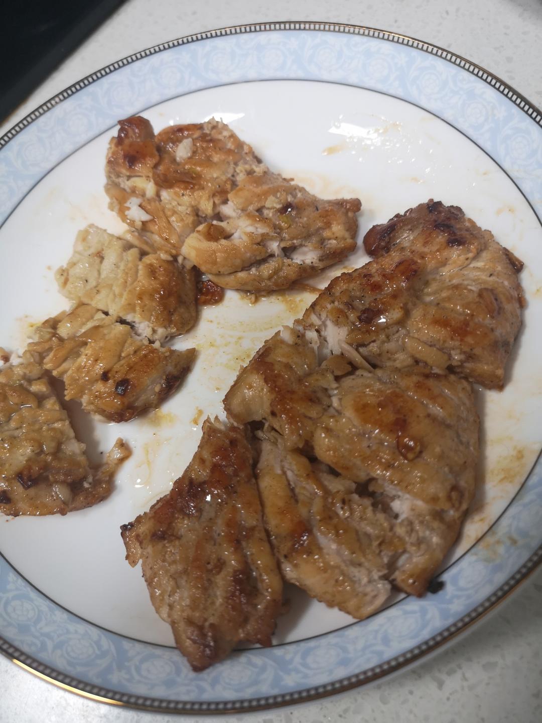 香煎鸡胸肉这样做，轻松度过减脂期