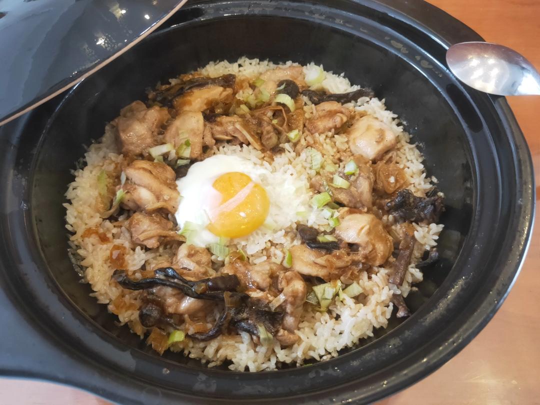 冬菇滑鸡煲仔饭，控制锅巴的生成，煲仔饭酱油的配制