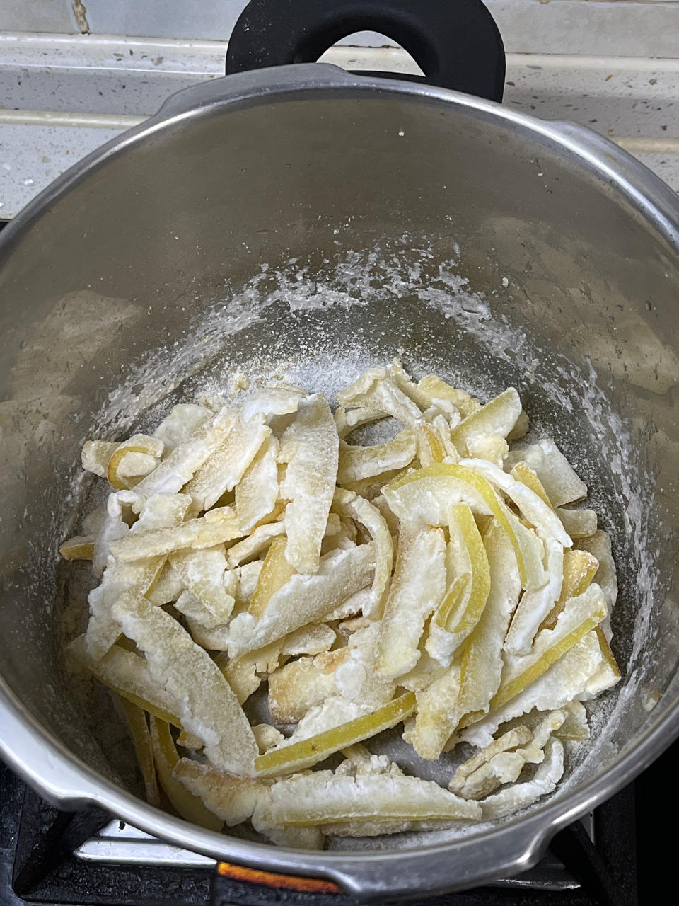 娃娃吵着要吃的柚子皮糖