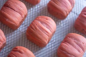 红丝绒草莓乳酪小吐司🍓 酸甜可口果味十足的做法 步骤9