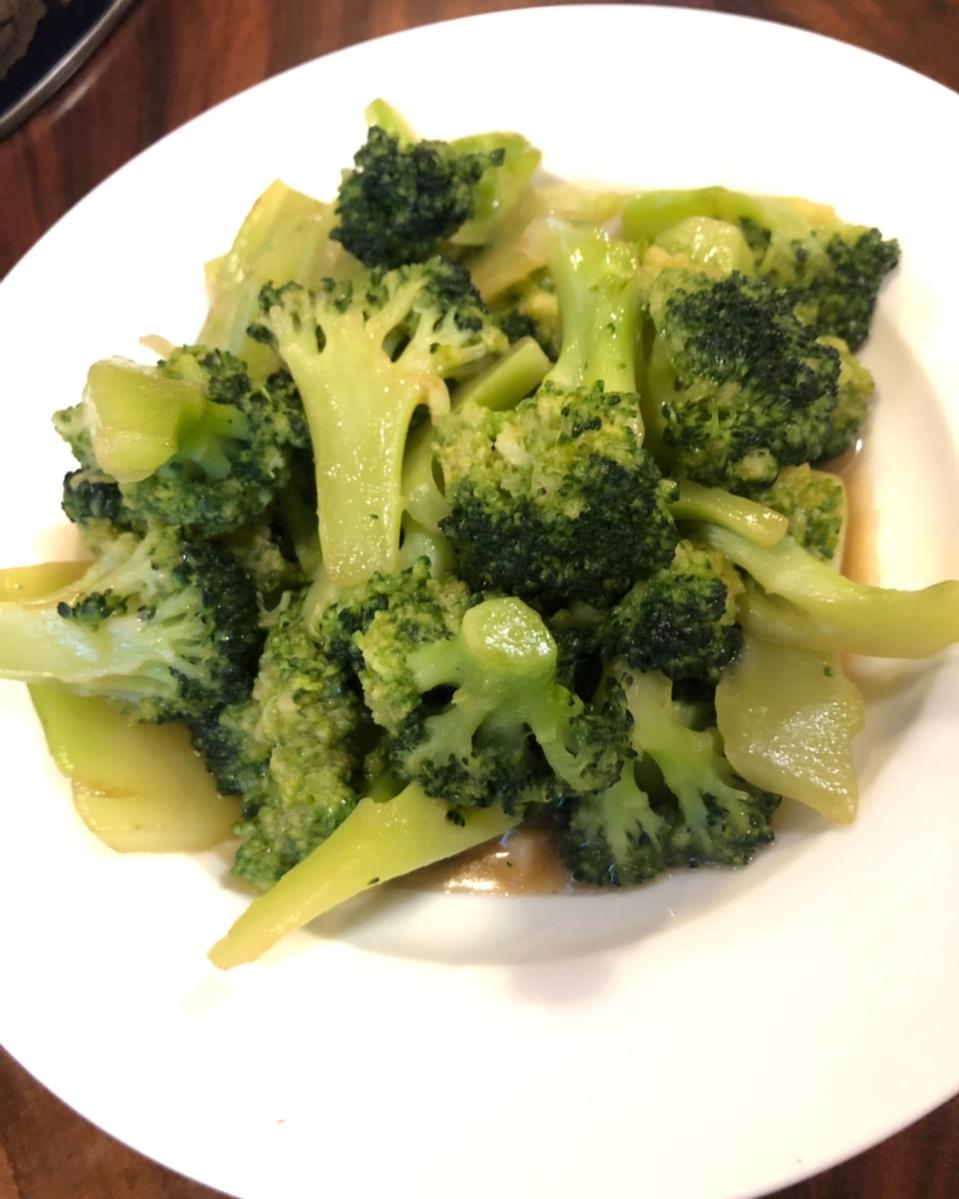好吃到爆的耗油蒜蓉西兰花(从不修图，喜欢请关注)