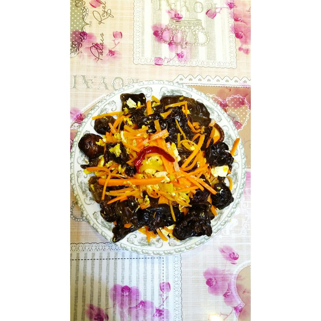 胡萝卜香菇炒木耳