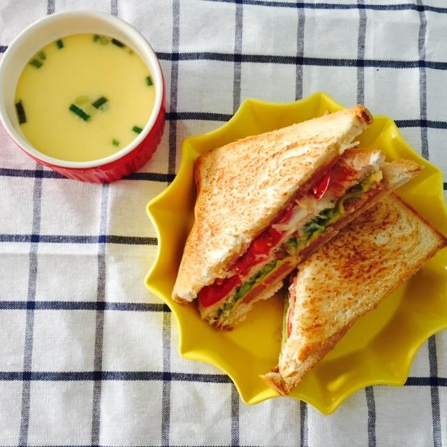 卷泡泡做的牛油果早餐三明治avocadobreakfasttoastedsandwich