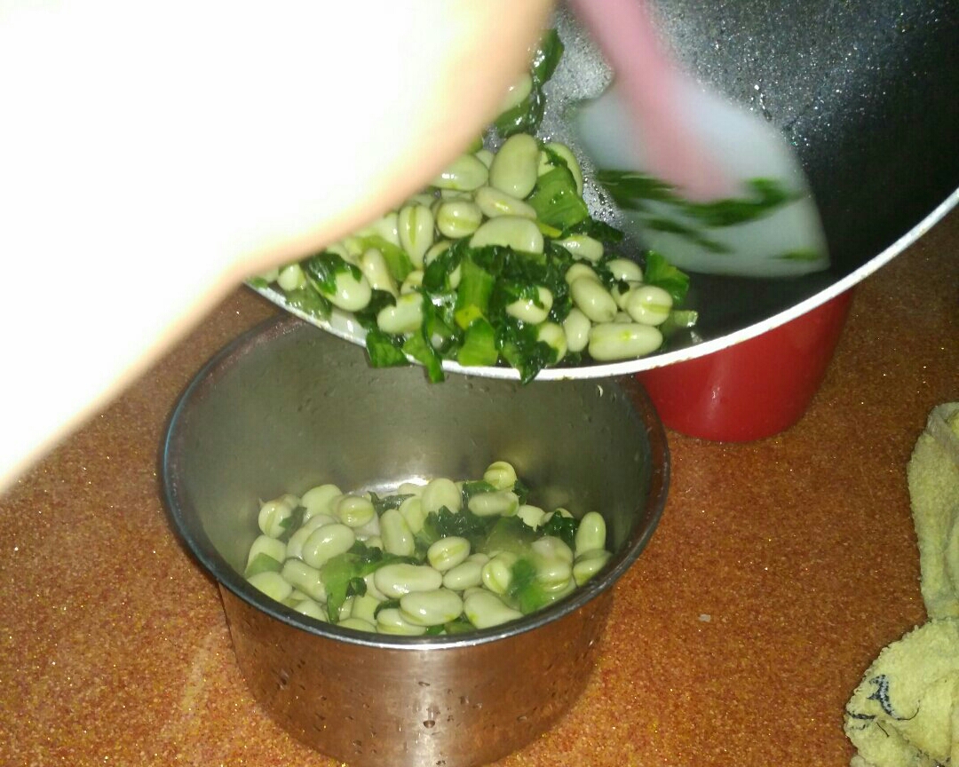 莴笋叶炒嫩胡豆的做法