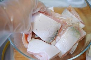 软嫩鲜香的豆腐鱼腩煲的做法 步骤1