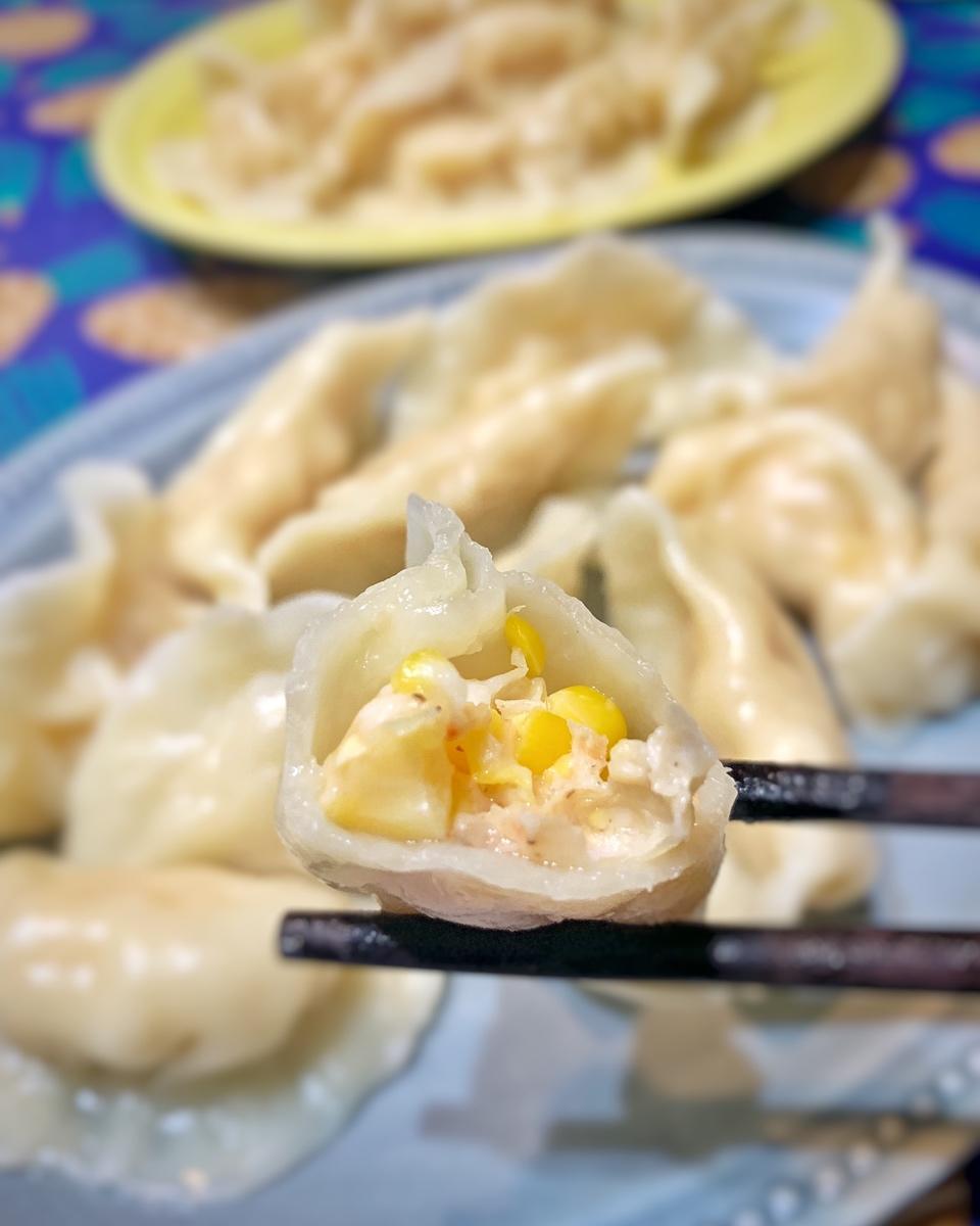 两妞的麻麻做的虾仁玉米猪肉饺子