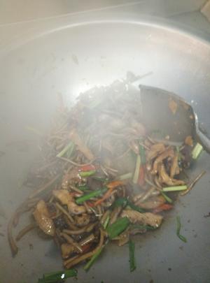茶树菇炒猪颈肉的做法 步骤4