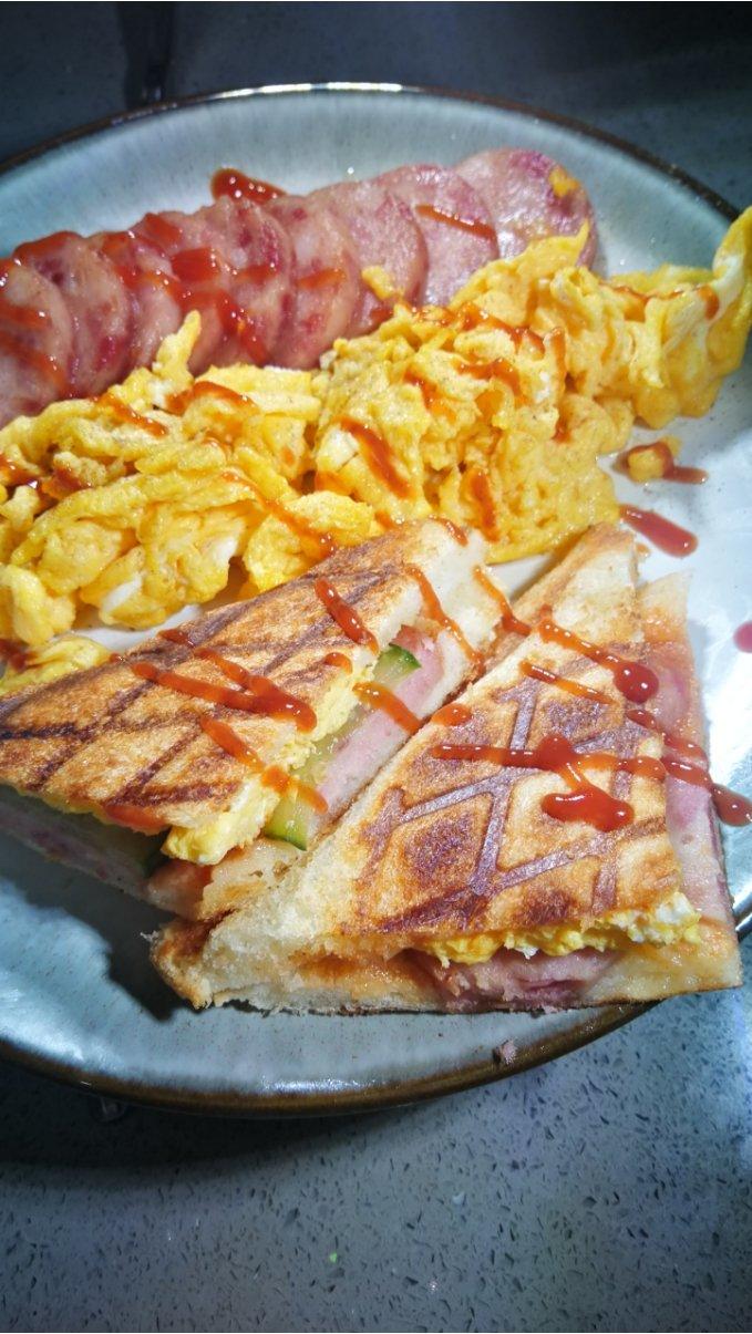 火腿肠熏肠鸡蛋🍳黄瓜🥒三明治